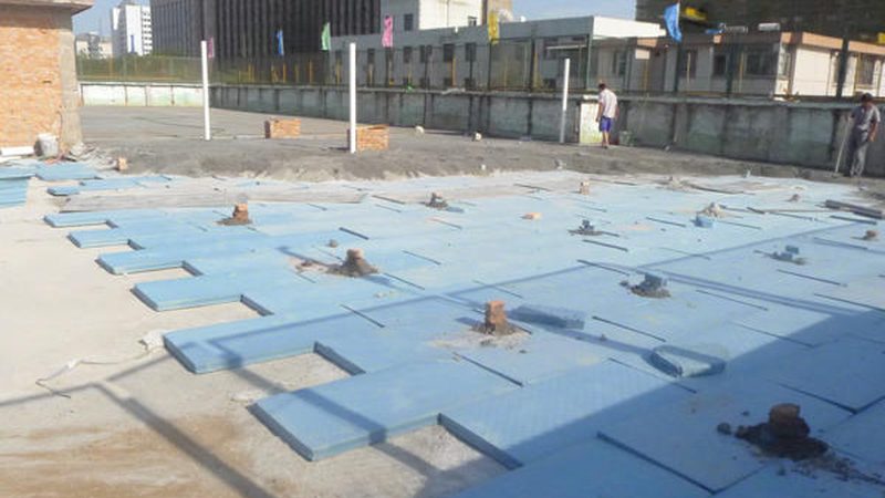 在选购防水卷材时，要关注以下关键性能指标：